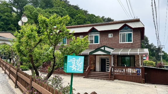 숨길학교 외부 전경